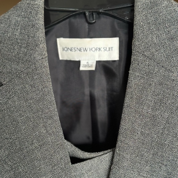 Jones New York Gray Suit Size 6P - Picture 3 of 3